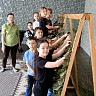 Саратовский учитель со школьниками плетут маскировочные сети на СВО